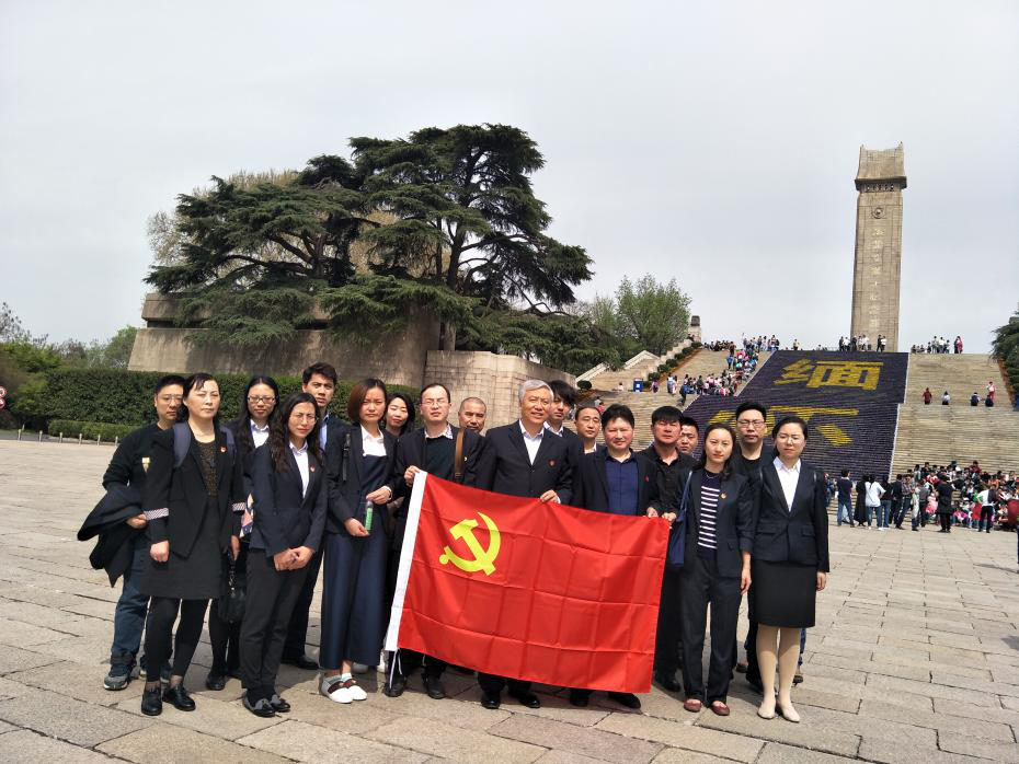 04 组织党员和积极分子去南京参观雨花台义士陵寝和大屠杀留想馆.png